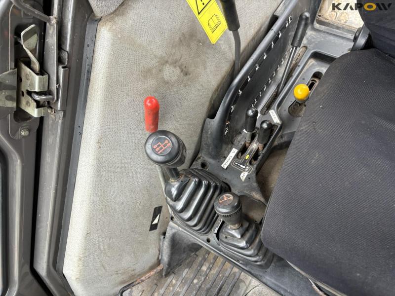 John Deere 3200 traktor med kost 37