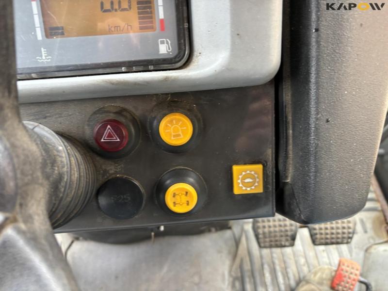 John Deere 3200 traktor med kost 47