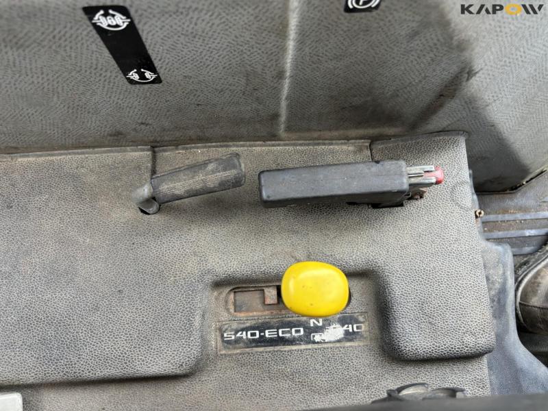 John Deere 3200 traktor med kost 56