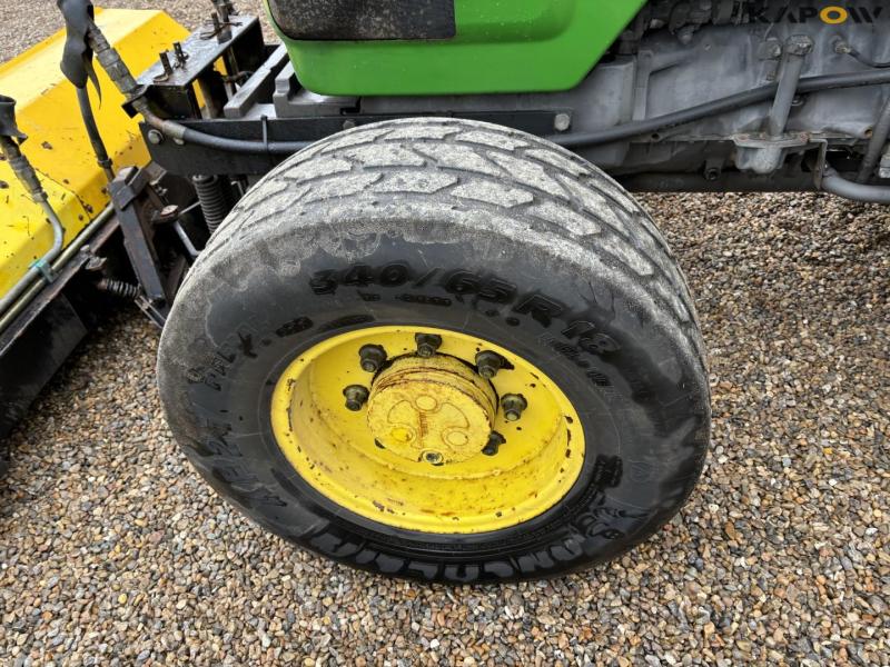 John Deere 3200 traktor med kost 58