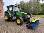John Deere 3200 traktor med kost 3