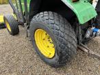 John Deere 3200 traktor med kost 68