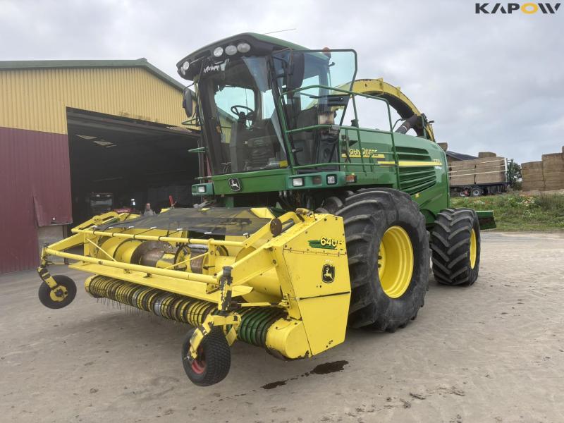 John Deere 7700 snitter med majsbord og pickup 1