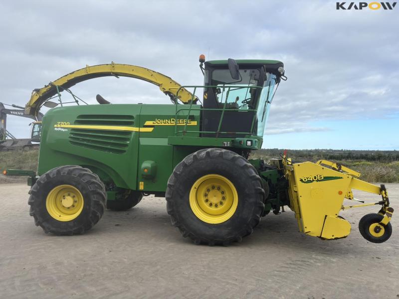 John Deere 7700 snitter med majsbord og pickup 4