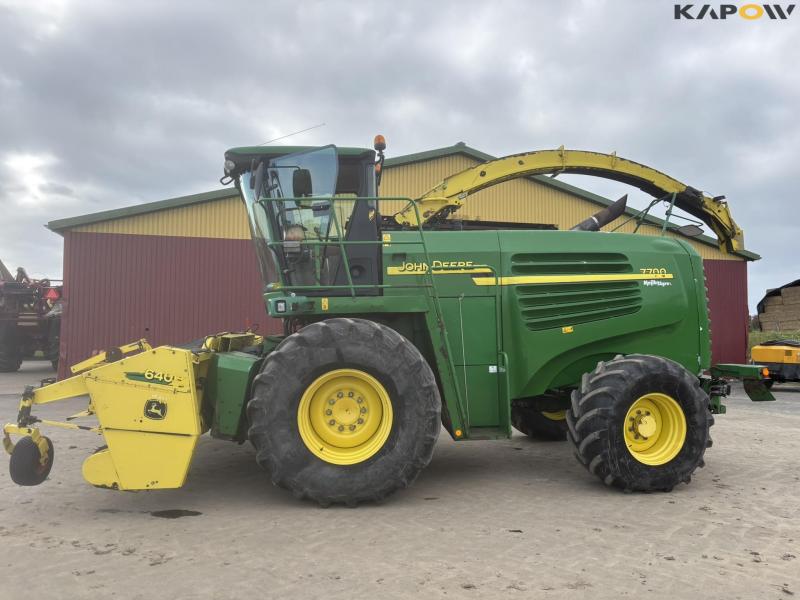 John Deere 7700 snitter med majsbord og pickup 8