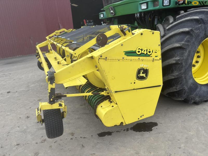 John Deere 7700 snitter med majsbord og pickup 9