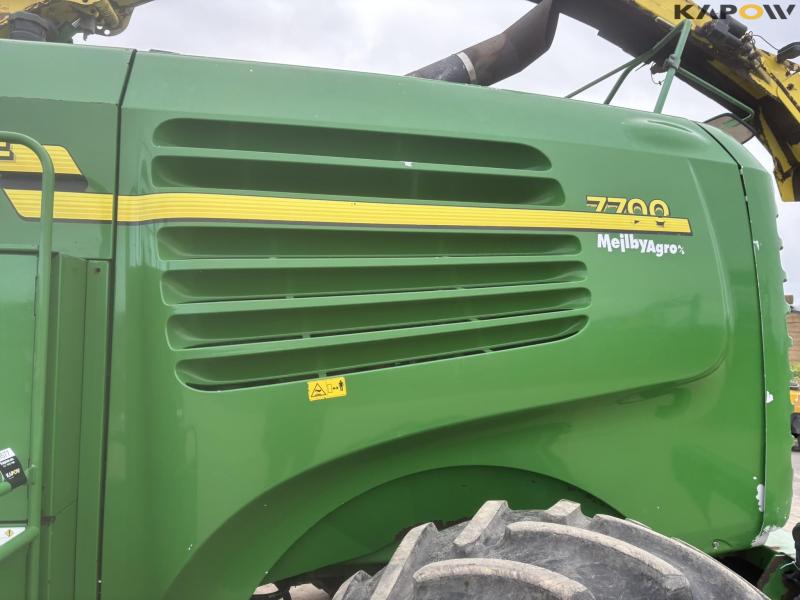 John Deere 7700 snitter med majsbord og pickup 50