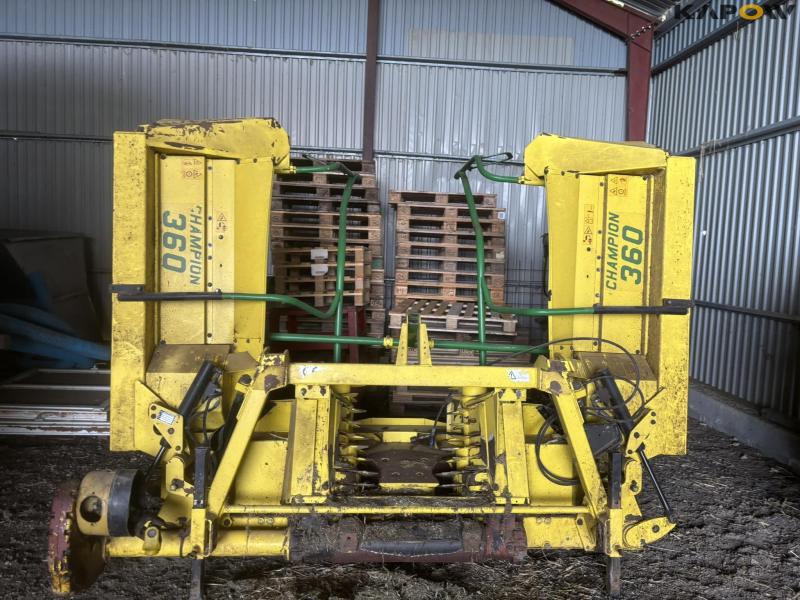 John Deere 7700 snitter med majsbord og pickup 83