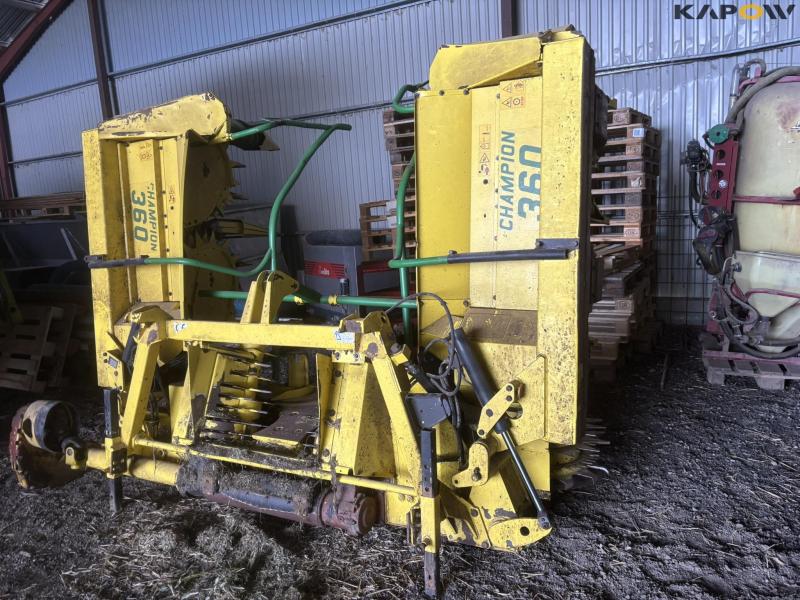 John Deere 7700 snitter med majsbord og pickup 90