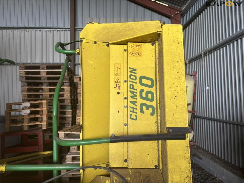 John Deere 7700 snitter med majsbord og pickup 92