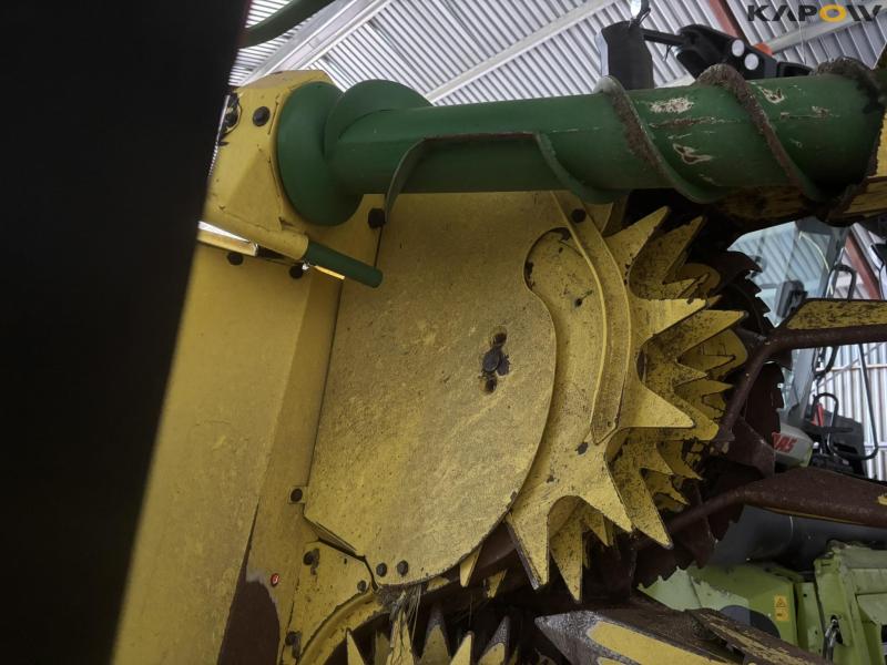 John Deere 7700 snitter med majsbord og pickup 104