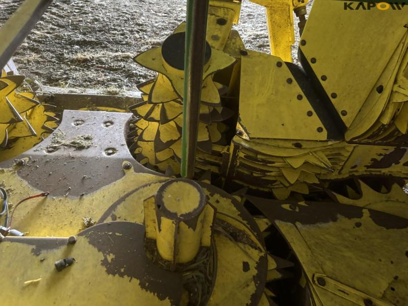 John Deere 7700 snitter med majsbord og pickup 105