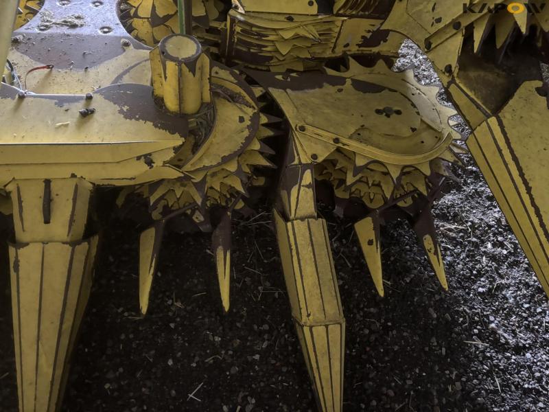 John Deere 7700 snitter med majsbord og pickup 107