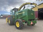 John Deere 7700 snitter med majsbord og pickup 7
