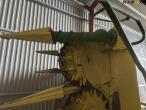John Deere 7700 snitter med majsbord og pickup 110