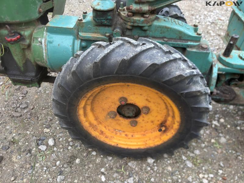 JRUS redskabsbærer med kost, skraber og sulky 16