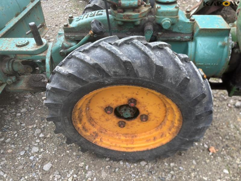 JRUS redskabsbærer med kost, skraber og sulky 30