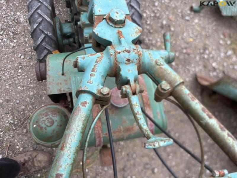 JRUS redskabsbærer med kost, skraber og sulky 38