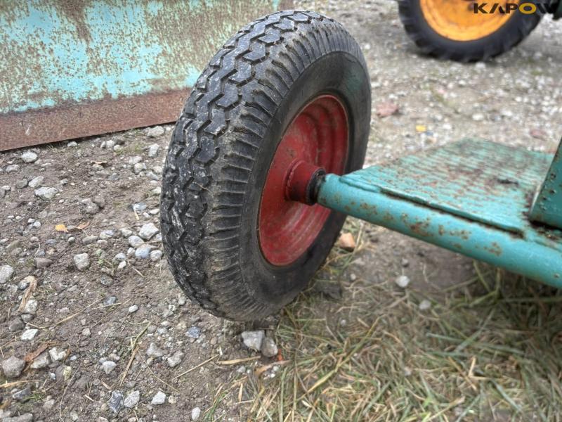 JRUS redskabsbærer med kost, skraber og sulky 49