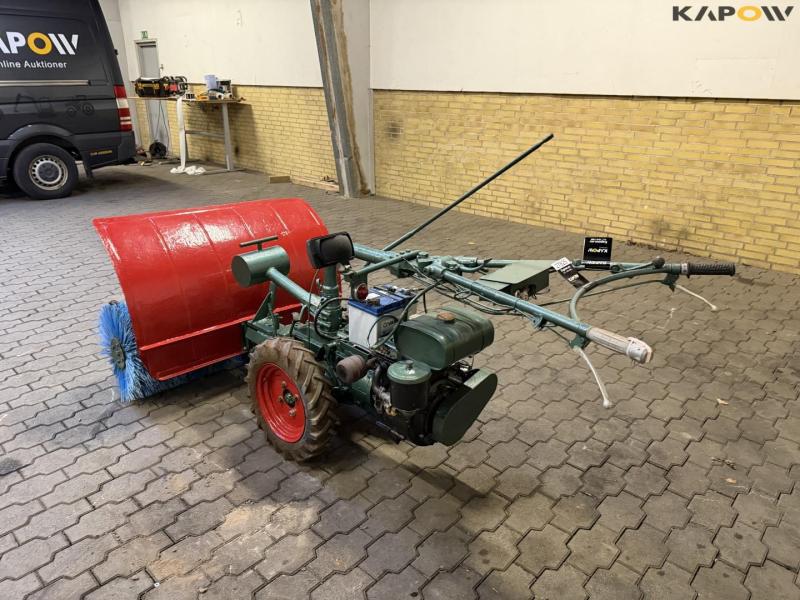 Jrus redskabsbærer med kost 7