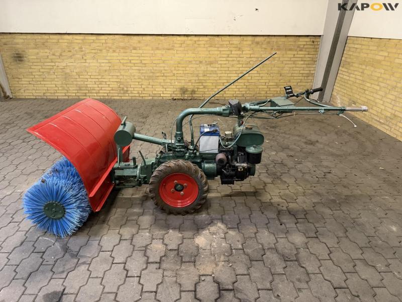 Jrus redskabsbærer med kost 8