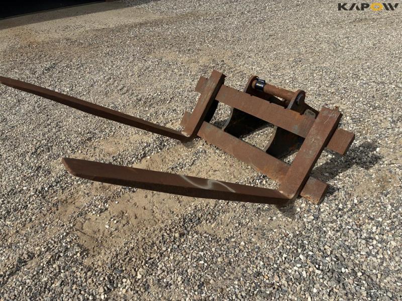 JST pallegafler med gravemaskiner hitch 1