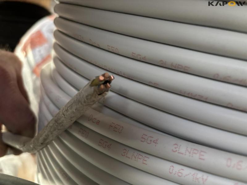 Kabeltromler med kabel og ledninger 17