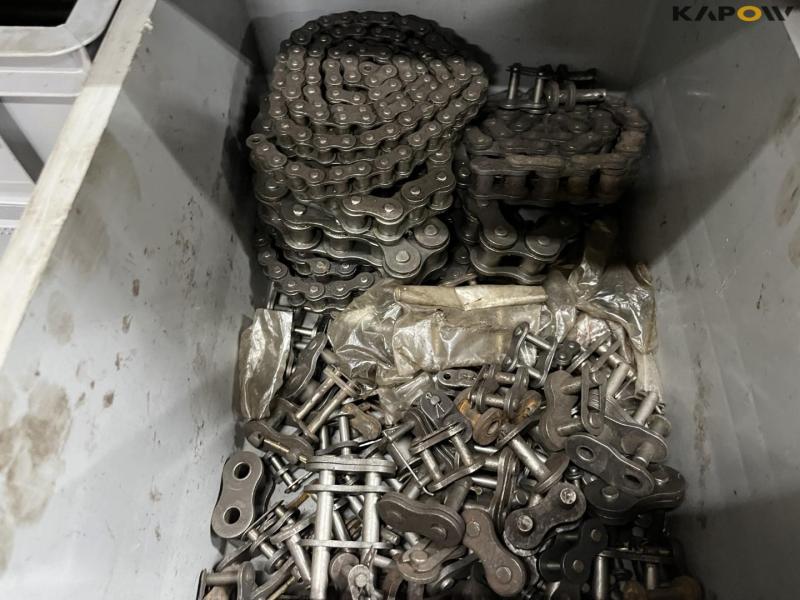 Kasser med værktøj og reservedele 9