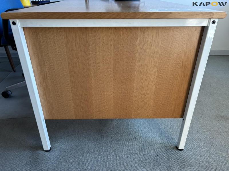 Kontorbord og udstyr 4