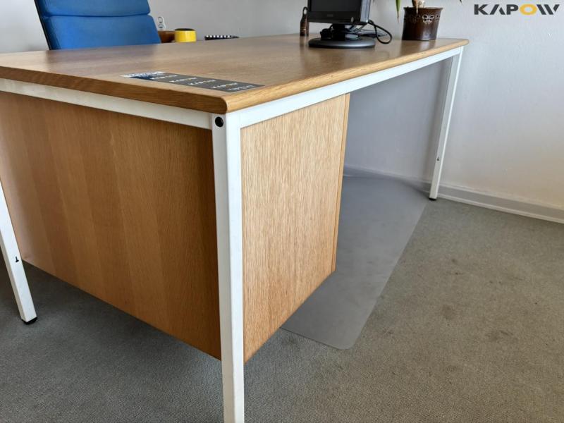 Kontorbord og udstyr 5