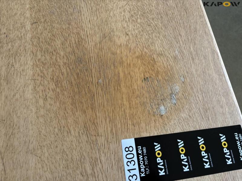 Kontorbord og udstyr 7