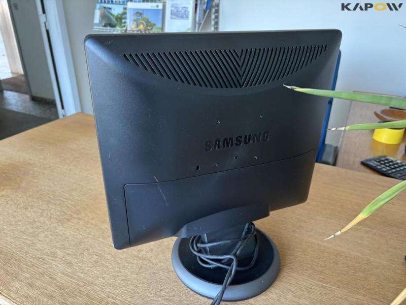 Kontorbord og udstyr 10