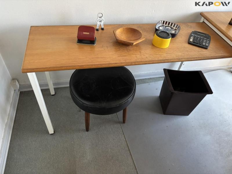 Kontorbord og udstyr 14