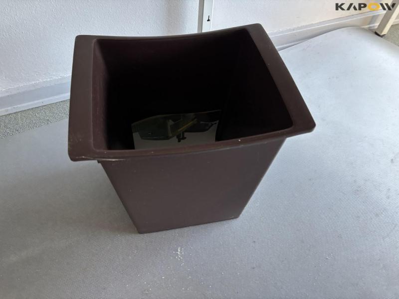 Kontorbord og udstyr 17