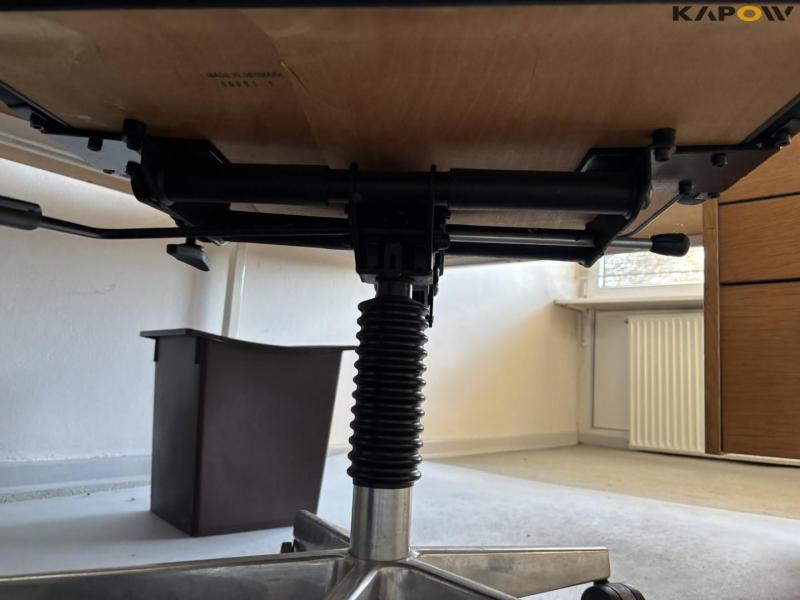 Kontorbord og udstyr 23