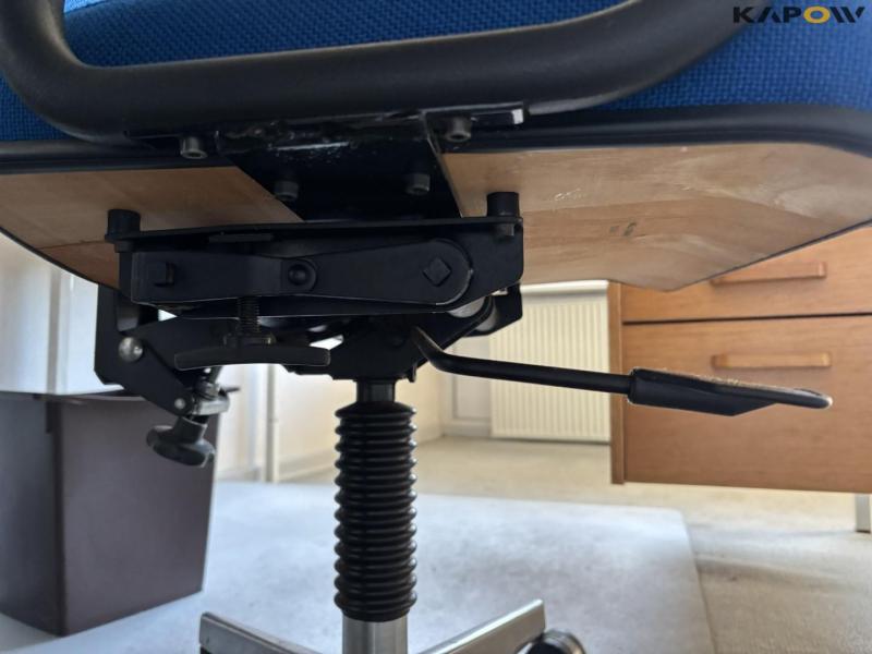 Kontorbord og udstyr 24