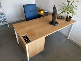 Kontorbord og udstyr