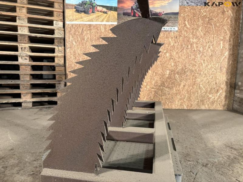 Kraftige tænder på ramme 7