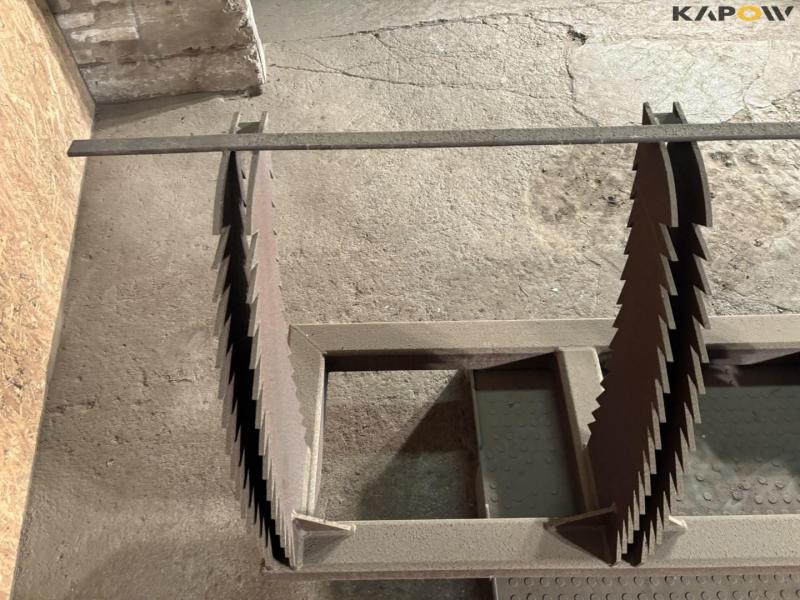 Kraftige tænder på ramme 11