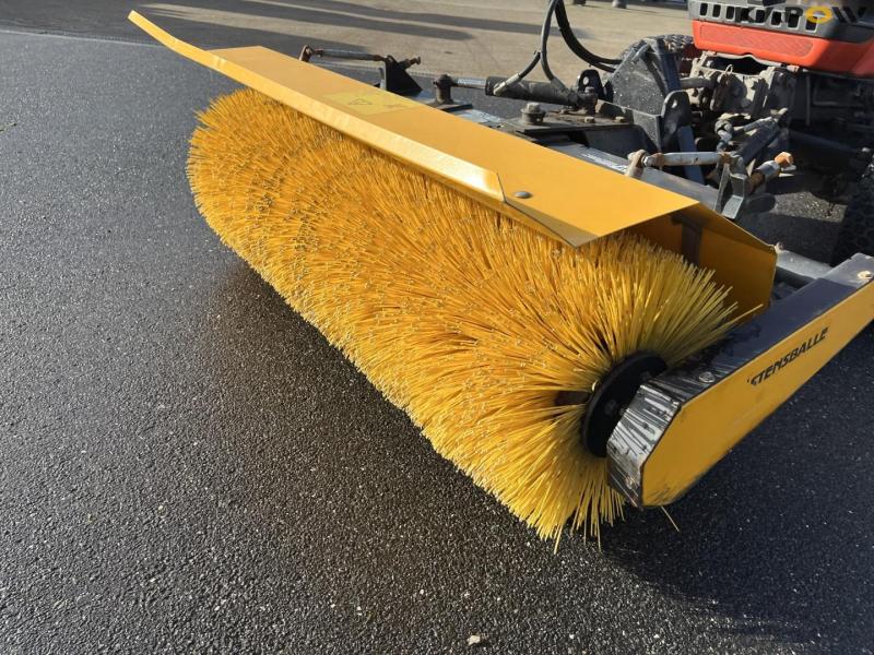 Kubota B2410 kompakt traktor med kost og saltudlægger 9