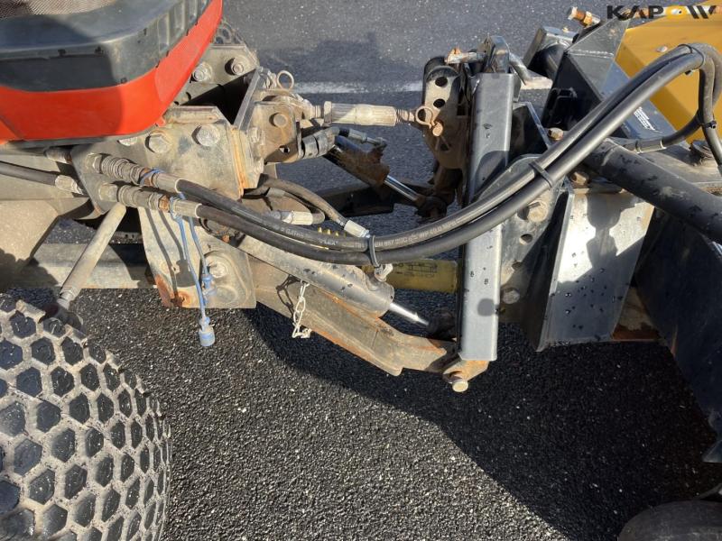 Kubota B2410 kompakt traktor med kost og saltudlægger 13