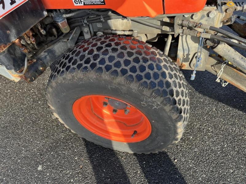 Kubota B2410 kompakt traktor med kost og saltudlægger 14