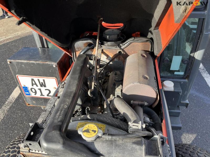 Kubota B2410 kompakt traktor med kost og saltudlægger 29