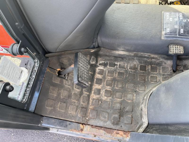 Kubota B2410 kompakt traktor med kost og saltudlægger 33