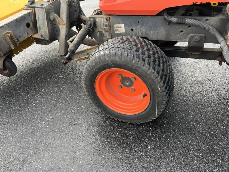 Kubota BX 2350 kompakt traktor med kost og saltudlægger 10