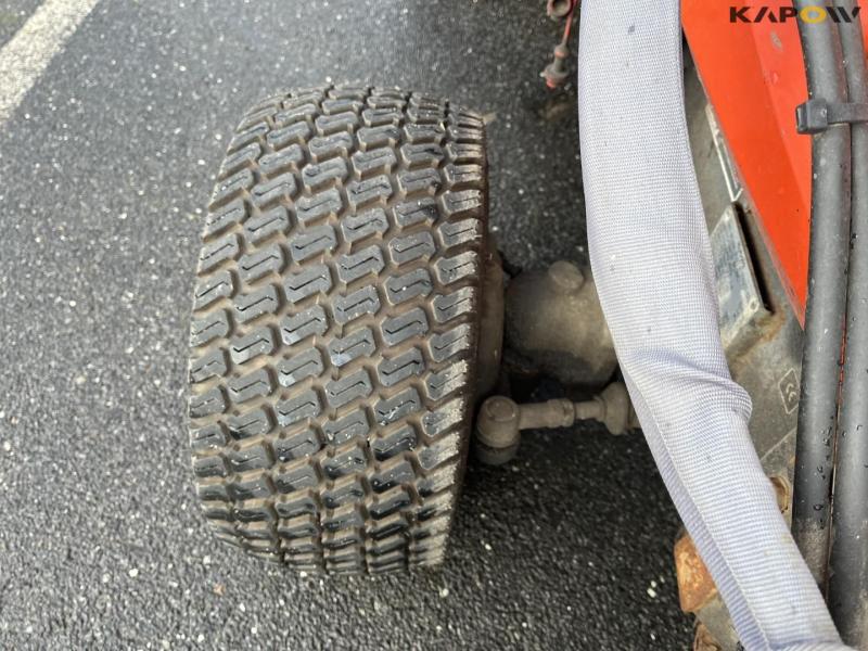 Kubota BX 2350 kompakt traktor med kost og saltudlægger 36