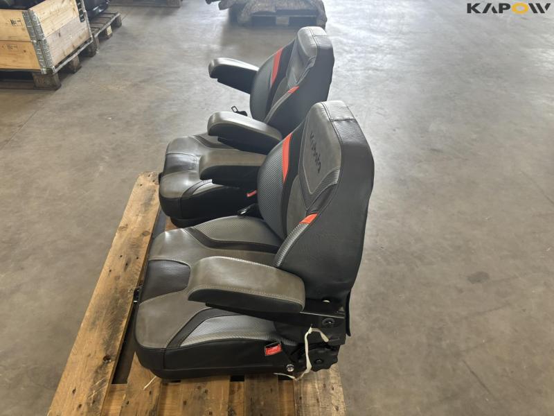 Kubota sæde med armlæn 2 stk. - Nye 9
