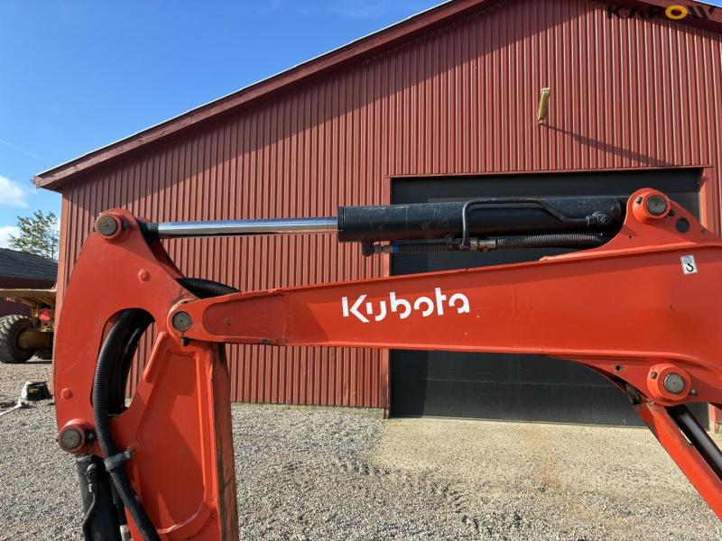Kubota U27-4 minigravemaskine med planerskovl 23