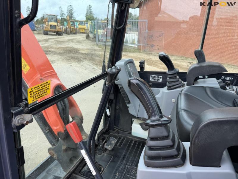 Kubota U27-4 minigravemaskine med planerskovl 23