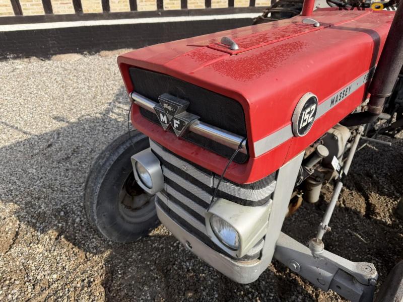 Massey Ferguson 152 traktor 12